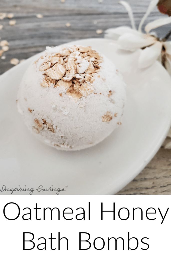 These moisturizing oatmeal bath bombs are wonderful for dry skin and smell fantastic. Homemade bath bombs make a great handmade gift with an old-fashioned appeal. Oatmeal Honey Bath Bomb, Shower Jellies Diy, Bath Bomb Recipe Easy, Bath Boms Diy, Skin Recipes, Shower Fizzies, Bath Soak Recipe, Bath Bomb Recipe, Honey Bath