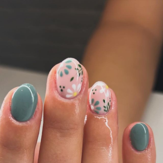 Trending Nails 2024 Summer Short, Boho Floral Nails, Giving Birth Nails, Fall Nails Floral, Simple Floral Nail Designs, Fun Neutral Summer Nails, Simple August Nails, August Nails Ideas Short, At Home Gel Nails Designs