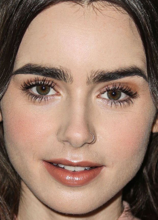 Belleza en toda su extensión, Lili colins. Lily Collins Makeup Natural Make Up, Lily Collins Eyebrows Natural, Masculine Features Woman, Upward Eyebrows, Lily Collins Eyebrows, Kylie Jenner Eyebrows, Eyebrow For Round Face, Eyebrows Step By Step, Best Eyebrows