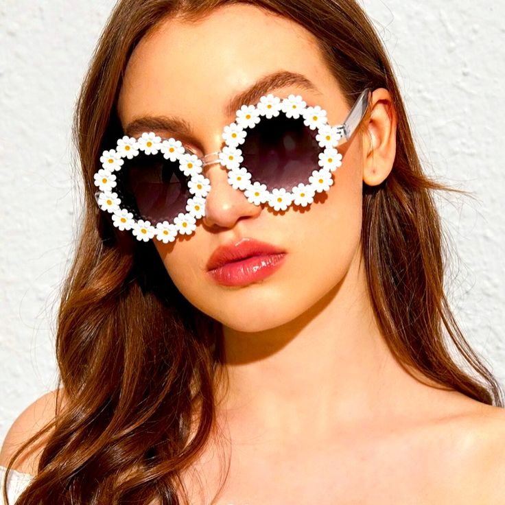 New Never Worn Daisy Clothes, Sunglasses Shein, Clear Sunglasses Frames, Daisy Decor, Funky Sunglasses, Flower Sunglasses, نظارات شمسية, Hot Miami Styles, Clear Frames