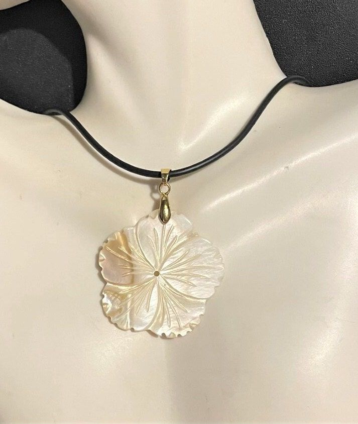 "White  Mother of Pearl Flower Pendant Necklace , Abalone Necklace, White Shell Pendant Necklace  Pendant is 2 \" Long with the connector bale x 1 1/4\" wide. 18\" cord + 2\" extension Please know that due to the shell , they are not exactly the same. There may be a little more of tan on parts of the shell or a little less. Please check through my other listings ! If you have any questions, feel free to ask as I do not accept returns ! Thank You for stopping by" White Pendant Necklace, Flower Pendant Necklace With Adjustable Cord, Shell Pendant Necklace, Shell Necklace Aesthetic, Big Pendant Necklace, Dope Jewelry Accessories, Abalone Necklace, Clay Pendants, Mother Of Pearl Necklace