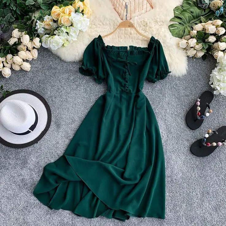 Short Dress Styles, Cottagecore Fashion, Green Sky, Elegante Casual, On The Ground, Mode Inspiration, Looks Vintage, Elegant Woman, Pink Red