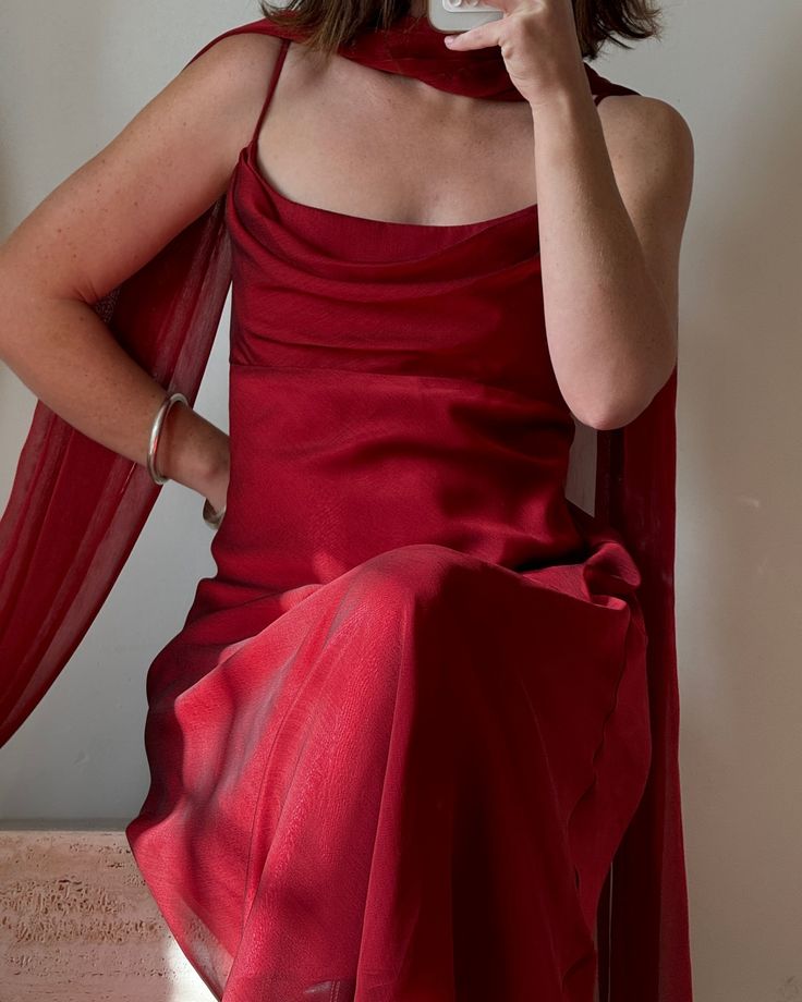 90s red spaghetti strap slip dress with skinny scarf 💄— Coming later today #vintage #90sdress #slipdress #skinnyscarf #vintagedress Ann Boleyn, Holiday Party Looks, 90s Slip Dress, Red Spaghetti, Red Slip Dress, Vintage Formal Dresses, 18th Century Clothing, Dress Spaghetti Straps, Pop Of Red