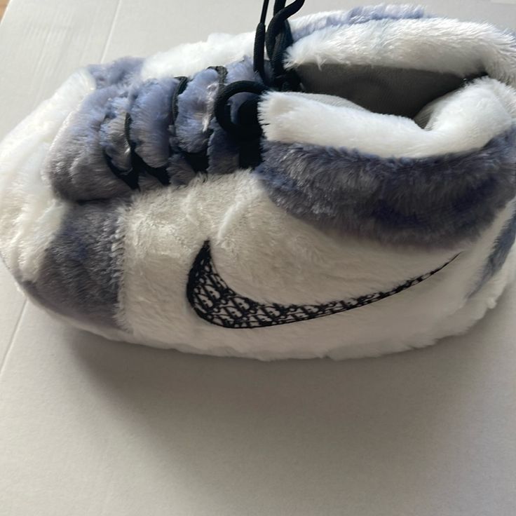 Brand New Nike Dior Air Jordan Fluffy Fuzzy Slippers One Size Fits All #Fluffy #Nike #Dior Nike Jordan Slippers, Nike Fluffy Slippers, White Nike Sneakers For Winter, Nike X Dior, Slippers Nike, Dior Slippers, Nike Slippers, Grey Slippers, Fluffy Slippers