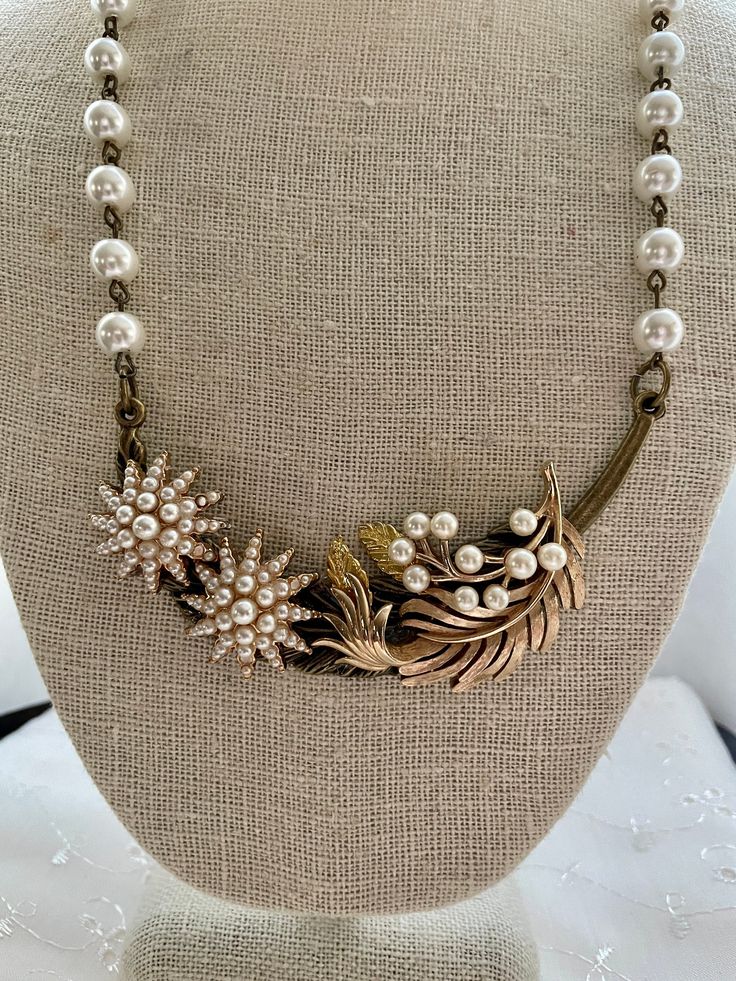 Offering a gorgeous gold necklace made from a vintage pearl leaf brooch and coordinating pearl earrings plus additional gold leaves.  An educated guess dates this centerpiece from as far back as 1960's.  Just look at the style - definitely not made like this anymore!  I attached a coordinating beaded rosary chain to complete the look.  The necklace is a total of 18 inches in length - the chain alone is 16 inches and the centerpiece itself is 1.5 inches by 4 inches wide.  Please remember that the Upcycle Jewelry Ideas, Button Crafts For Adults, Upcycling Jewelry, Vintaj Jewelry, Upcycled Necklace, Recycling Art, Vintage Assemblage Necklace, Button Ideas, Upcycled Vintage Jewelry