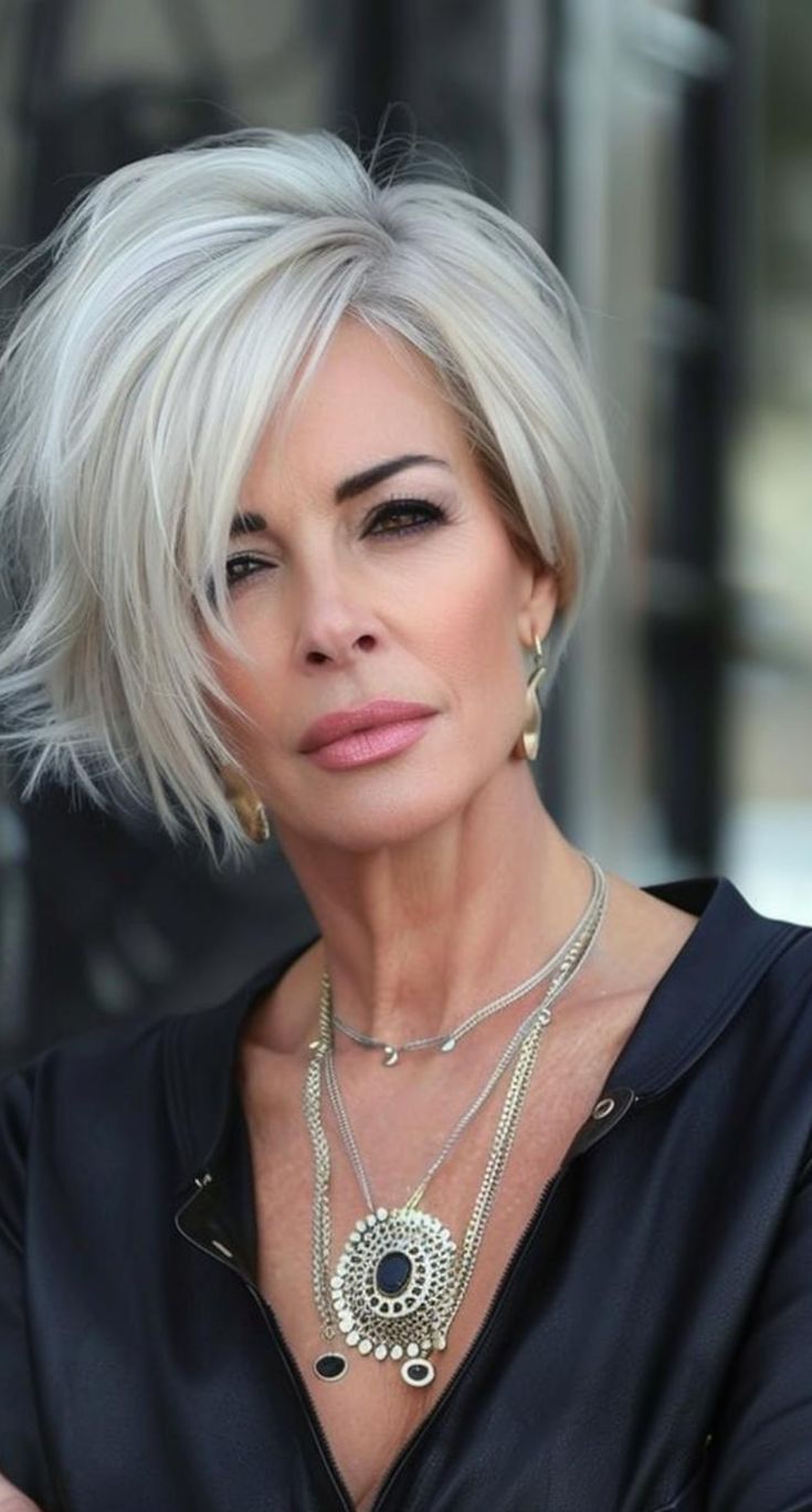 Our specially selected 29 haircuts for women over 40 emphasize timeless charm and contemporary design, making it easy to find your new favorite hairstyle. Κούρεμα Bob, Short Silver Hair, Messy Short Hair, Sassy Hair, Stylish Haircuts, Haircuts For Medium Hair, Sleek Hairstyles, Short Hair Haircuts, Grey Hair