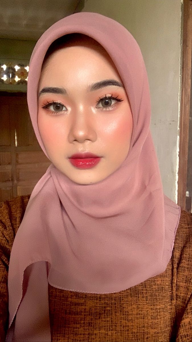 Make Up Flawless Hijab, Makeup Wisuda Hijab Flawless, Graduation Look Makeup, Hijab Makeup, Graduation Look, Asian Bridal Makeup, Wedding Eye Makeup, Learn Makeup, Graduation Makeup