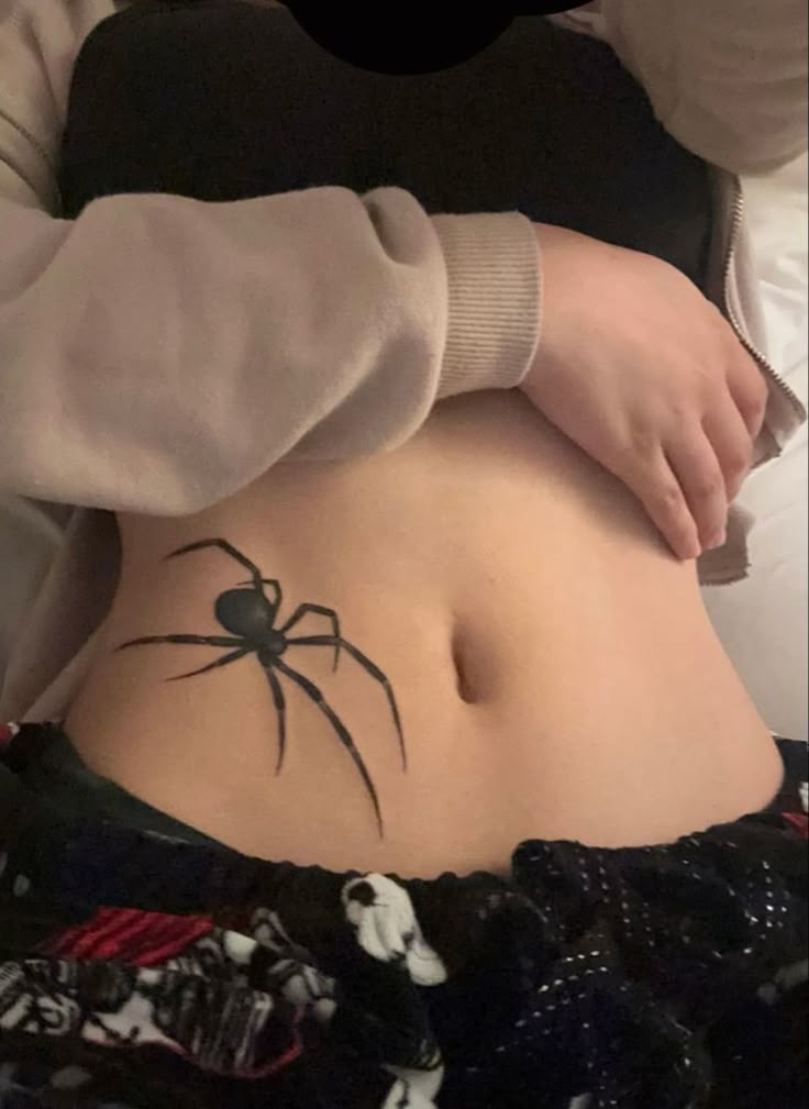 spider tattoo hip placement Henne Tattoo, Tato Minimal, Waist Tattoos, Tattoos Infinity, Grunge Tattoo, Tasteful Tattoos, Tattoos Geometric, Spider Tattoo, Tattoos For Black Skin