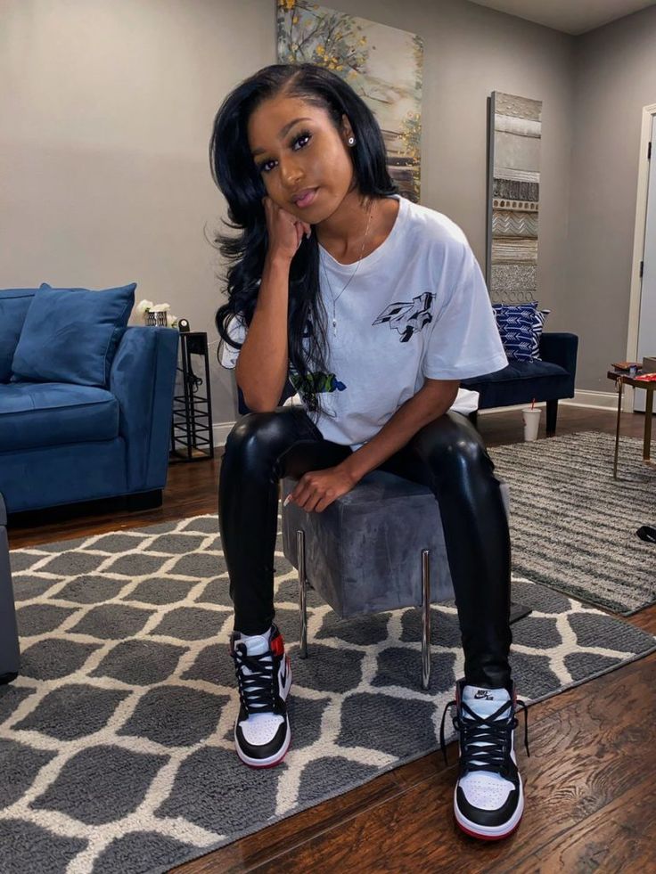 25+ Baddies Wearing Air Jordan 1s Will Make You Wish You Owned a Pair Outfits With Jordan 1s, Jordan Outfits Womens, Jordan 1 Outfit Women, Jordan 1 Outfit, Jordan Outfits, Swag Outfits For Girls, Legging Outfits, Chill Outfits, Streetwear Fashion Women