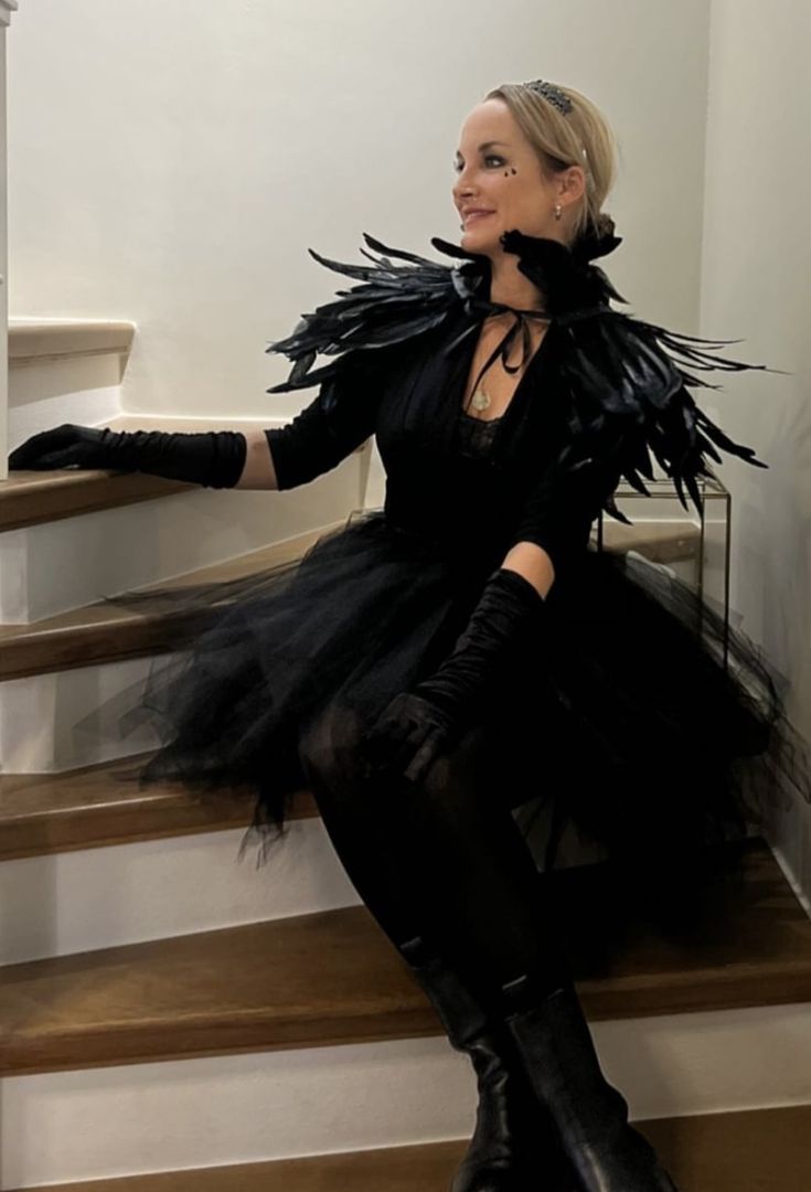 Bird Woman Costume, Crow Party Outfits, Raven Costume Bird, Edgar Allen Poe And Raven Costume, Womens Crow Costume, Halloween Raven Costume, Raven Halloween Costume Diy, Raven Bird Halloween Costume, Bird Halloween Costume Women