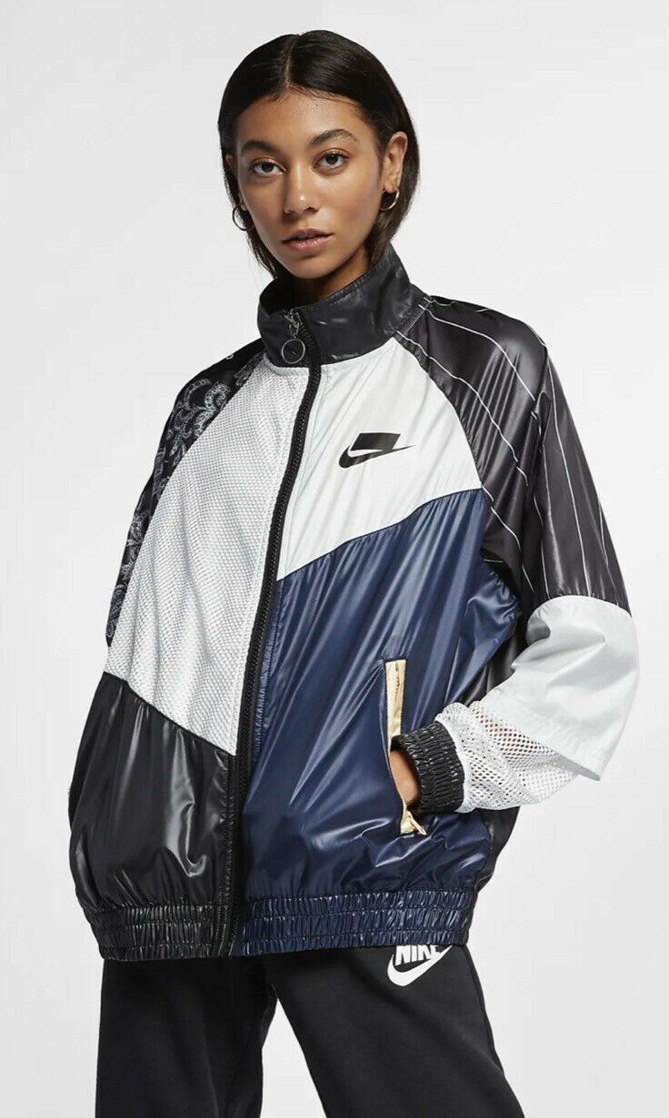 Nike Sportswear Woven Track Jacket • Size: Medium • Color: Black/ White • Material: 100% Polyester • Relax fit • Condition: Very good pre-owned condition Measurements Armpit to armpit: 27” Length: 26” I would appreciate for your feedback! White Nike Sweatshirt, 90s Windbreaker, Jacket Nike, Shirt Tucked In, Athleisure Outfits, Pullover Jacket, Sports Jacket, Track Jacket, New Nike