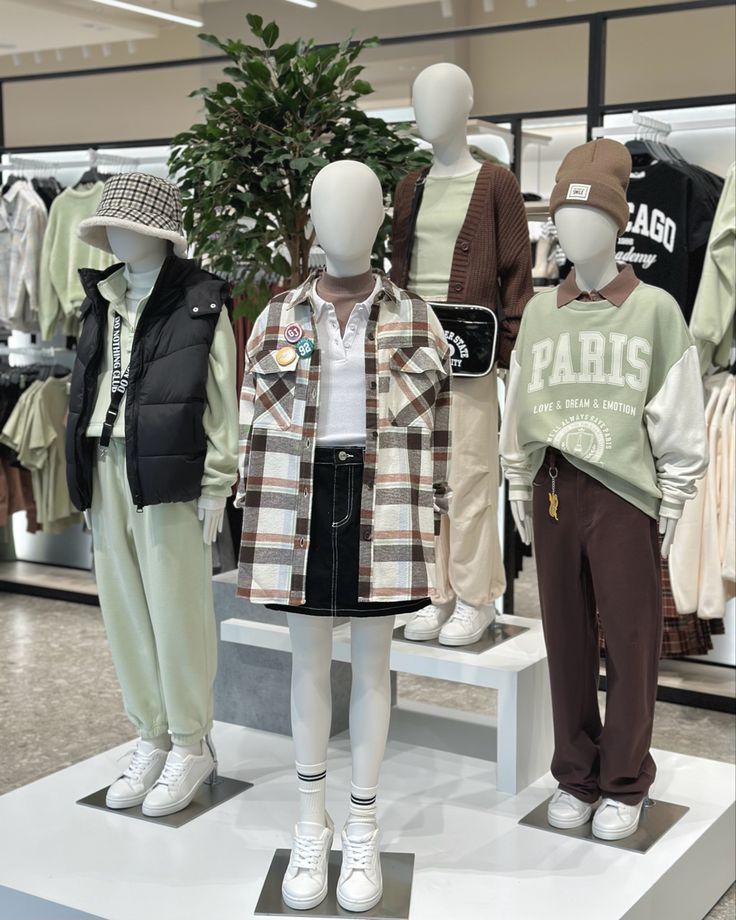 Manniquine Display Ideas, Mannequin Styling Visual Merchandising, Manequin Ideas Display, Visual Merchandising Ideas Clothing Store Displays, Visual Merchandising Displays Clothing, Visual Merchandising Ideas, Mannequin Styling, Luxury Retail Store, Visual Merchandising Fashion