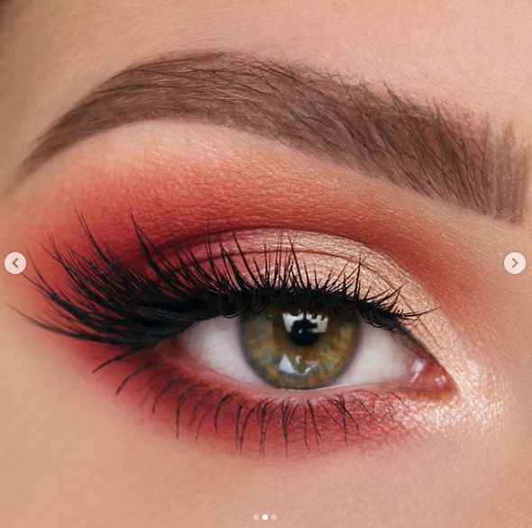 Coral Red Makeup, Burgundy Makeup Look Quince Natural, Red Wedding Makeup Eyes, Red Eyeshadow Prom, Simple Red Makeup Looks For Quince, Cute Simple Red Eye Makeup, Red Simple Eye Makeup, Red Eye Looks For Prom, Orange And Red Eyeshadow Looks