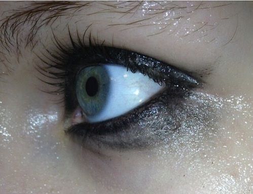 Messy Glitter Eye Makeup, Messy Eyeliner Aesthetic, Teary Eye Makeup, Messy Eyeliner, Smudged Makeup, Eyes Photography, Dark Eyeshadow, Skins Uk, Swag Makeup