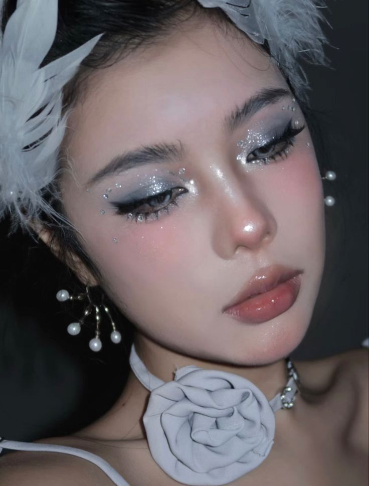 Mesh White Shirt, Makeup Look For White Outfit, White Swan Makeup Look, Douyin Pearl Makeup, Angle Makeup Halloween, White Outfit Makeup, Angel Makeup Looks Halloween, Angel Makeup Look, Angel Makeup Ideas