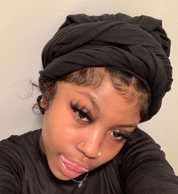 Headwrap Hairstyles, Hair Styles Black, Hair Wrap Scarf, Head Wrap Styles, Hair Scarf Styles, Mode Turban, Nose Studs, Hair Wraps, Locs Hairstyles