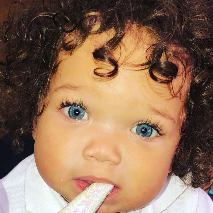 Mixed baby with bluest eyes ever Babies With Blue Eyes, Baby With Hazel Eyes, Mixed Race Babies, Red Hair Baby, Blonde Mixed Baby, Baby Girl Blue Eyes, Mixed Babies With Blue Eyes, Dark Hair Blue Eyes, Curly Hair Baby