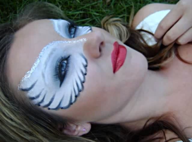 The angel costume may be a little tired, but this Halloween makeup tutorial shows you how to put a new twist on an old look by wearing the wings on your face instead of your back. Owl Face Paint, Maquillage Harry Potter, Owl Makeup, Angel Makeup, Winged Eye, White Angel Wings, Bird Costume, Kids Face Paint, Theatrical Makeup