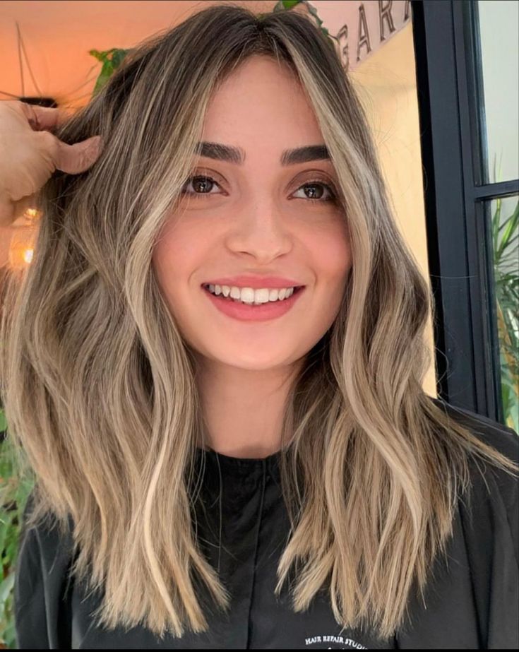 Medium Length Hair Styles Balayage, Lob Balayage Brunette Blonde, Neutral Blonde Balayage Short Hair, Bronde Balayage With Money Piece Short, Mid Length Hair Dark Blonde, Brown Hair Blonde Money Piece Short, Blond To Brown Hair Before And After, Lived In Blonde Balayage Lob, Medium Hair Highlights