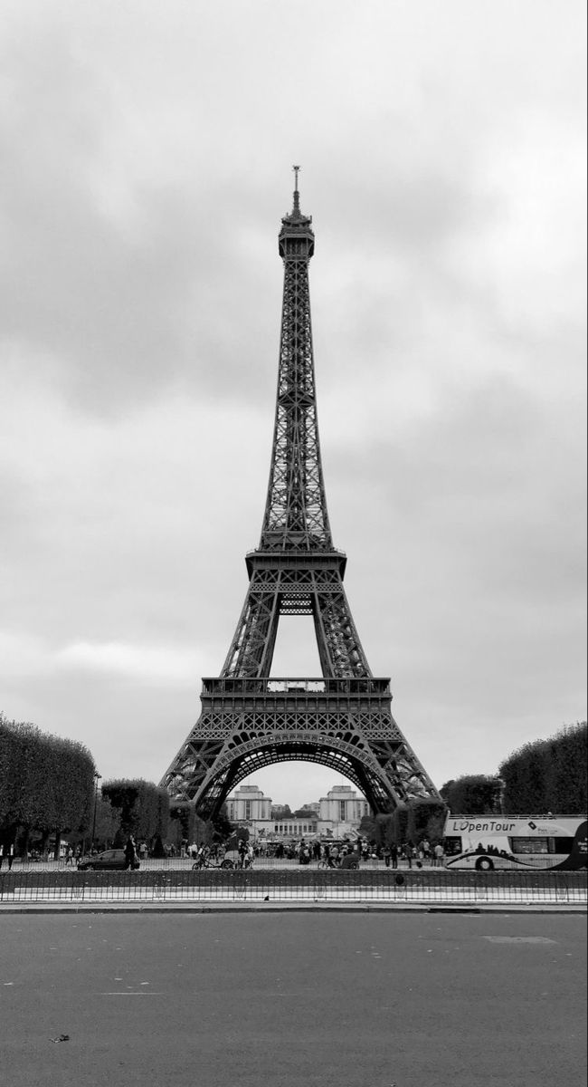 the eiffel tower in black and white