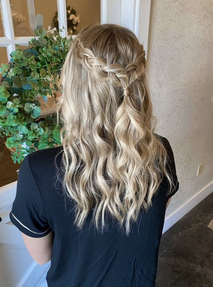 Hair For Hoco Simple, Curled Hairstyles For Medium Hair Prom, Hairstyles For Prom Medium Length Down, Prom Hairstyles Down With Braid, Braided Curled Hairstyles, Braided Hoco Hairstyles, Prom Down Hairstyles For Long Hair, Snowcoming Hairstyles, Simple Prom Hairstyles For Medium Hair