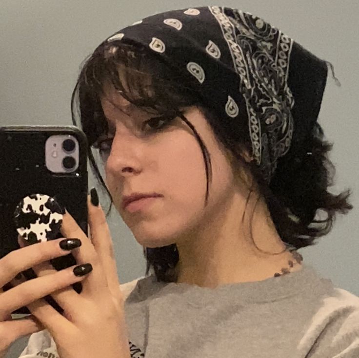 Short Hair In Bandana, Cool Bandana Hairstyles, Woman Bandana Hairstyles, Bandana Side Profile, Wolfcut With Bandana, Hair Bandana Drawing Reference, Head Scarf Reference, Grunge Bandana Hairstyles, 70s Hair With Bandana