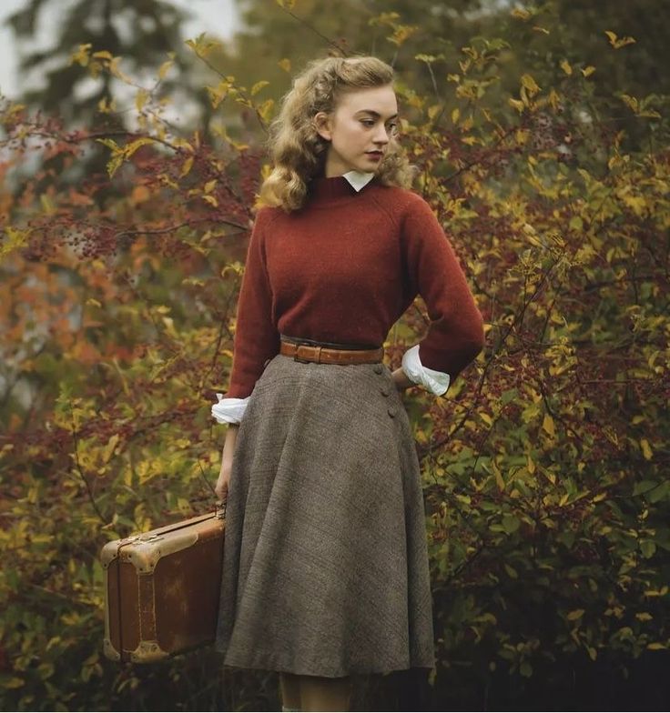 Librarian Look Outfits, 40s Skirt Outfit, 40s Winter Fashion, 1940s Autumn Fashion, Vintage Fall Outfits 50s, 1940s Academia, 1950 Aesthetic Fashion, 1940s Fall Fashion, 50s Fall Fashion