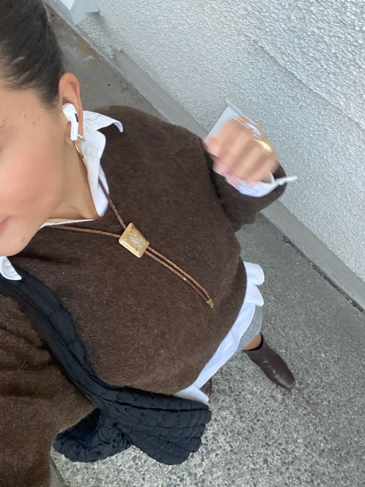 Style Bolo Tie, Women In Bolo Ties, Bolo Tie Necklace Outfit, Styling Bolo Tie Women, Bolotie Necklace Outfit, Womens Bolo Tie Outfit, Bolo Necklace Outfit, Bolo Tie Styling, Women Bolo Tie Outfit