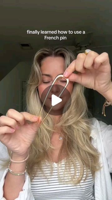 Hair care routinee on Instagram: "French pin tutorial🤍 50 tries later and I loveee the way it looks (better than a claw clip)
😘 French pin i put in my storefront beIow BlO 

 #hairtok #frenchpin #hairtutorial #hairclip #hairstyle #clawcliphairstyles #hair #hairtransformation #styletips" French Hair Pin Tutorial, French Hair Clip, French Clip Hairstyles, How To Use A French Hair Pin, French Pin Tutorial, French Pin Hairstyles, French Pin Hair, Hair Pin Tutorial, Hairclip Hairstyles