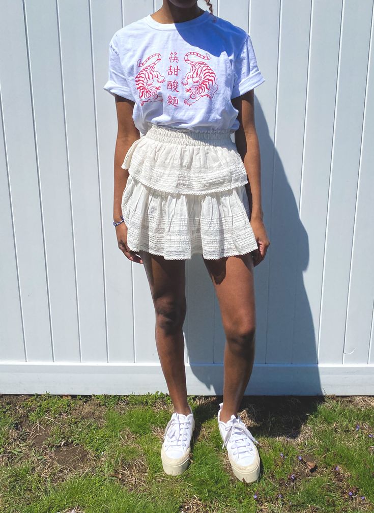 White Tiered Mini Skirt Outfit, Tiered Mini Skirt Outfit, White Ruffle Skirt Outfit, Ruffle Mini Skirt Outfit, Movie Date Outfit, Mini Skirts Outfits Summer, Ruffle Skirt Outfit, Sick Fits, Movie Date Outfits