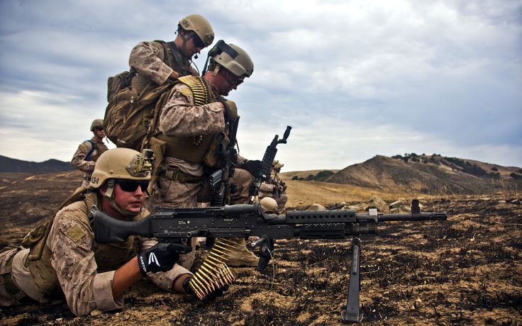 S. Marines from 1st Reconnaissance Battalion (1st Recon Bn) establish a firing position with an M240 machine gun during a company assault on range 800 aboard Camp Pendletion, Cailf. Description from dvidshub.net. I searched for this on bing.com/images Infantry Marines, Marine Corps Bootcamp, Marsoc Marines, Fire Training, Army Training, Military Wallpaper, United States Military, United States Marine, United States Marine Corps