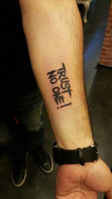 a man with a tattoo on his arm that says, for those i love is