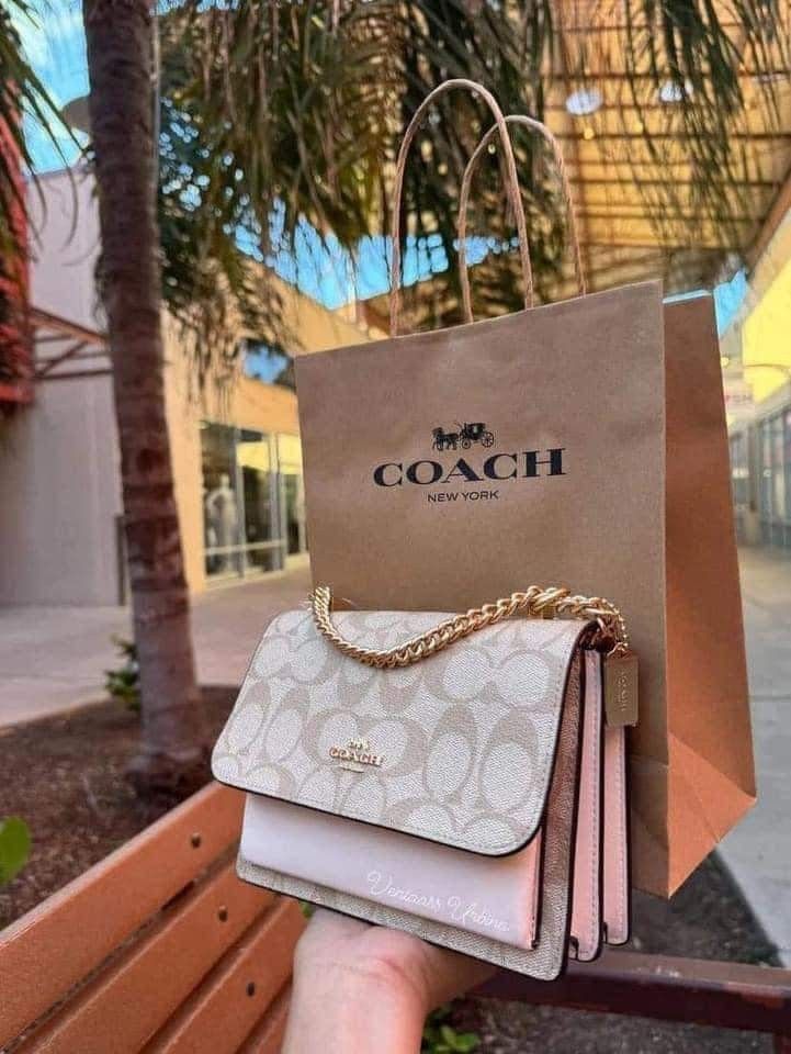 Coach Bags Aesthetic, Mochila Coach, Coach Bag Outfit, Purse Aesthetic, Purse Outfit, Expensive Bag, Dream Bag, Beige Purses, Luxury Bags Collection