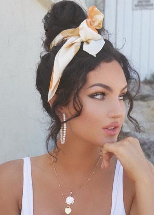 Headscarf Hairstyles, Chic Headscarf, Boho Makeup, Preppy Hairstyles, Hair Scarf Styles, Smink Inspiration, Makijaż Smokey Eye, Bandana Hairstyles, Favorite Hairstyles