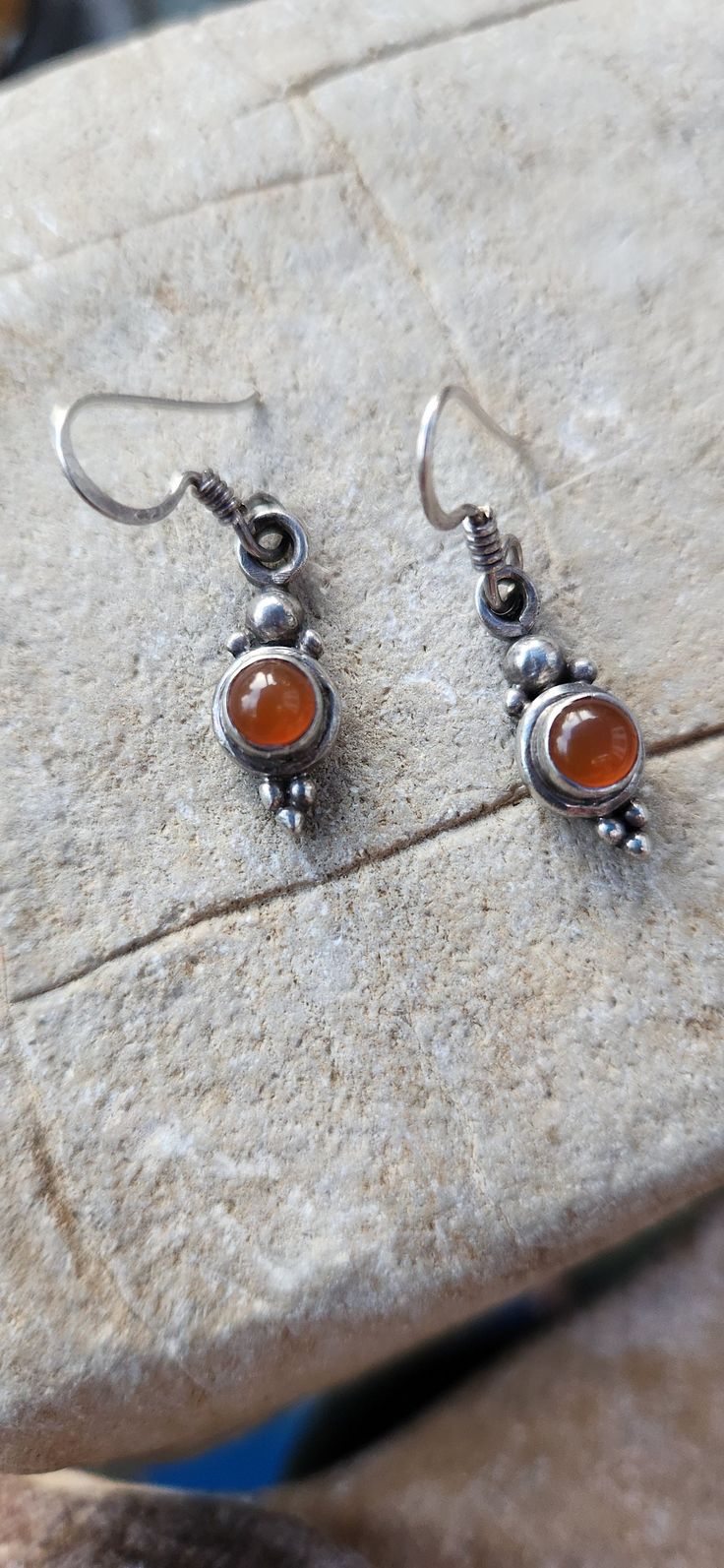 Vintage carnelian and sterling drop earrings, probably 1970s. This gorgeous little set is so versatile, and the design suggests numerous styles including Mexican, Navajo, Mideastern, Eastern European, Boho, hippie chic, bellydance, etc.  Drop is 1 1/8", total weight is 3.0 grams I lightly cleaned them to preserve some of the contrasting patina, but these could easily be shined to a silvery gloss. To see more vintage jewelry and housewares, visit my collection at https://www.etsy.com/shop/VintageDeLuxLLC Vintage Earrings With Natural Stones, Vintage Natural Stone Earrings, Vintage Amber Dangle Earrings, Vintage Amber Drop Earrings, Bohemian Carnelian Gemstone Earrings, Vintage Orange Jewelry With Matching Earrings, Vintage Amber Nickel-free Earrings, Bohemian Cabochon Earrings For Gift, Bohemian Cabochon Earrings As Gift