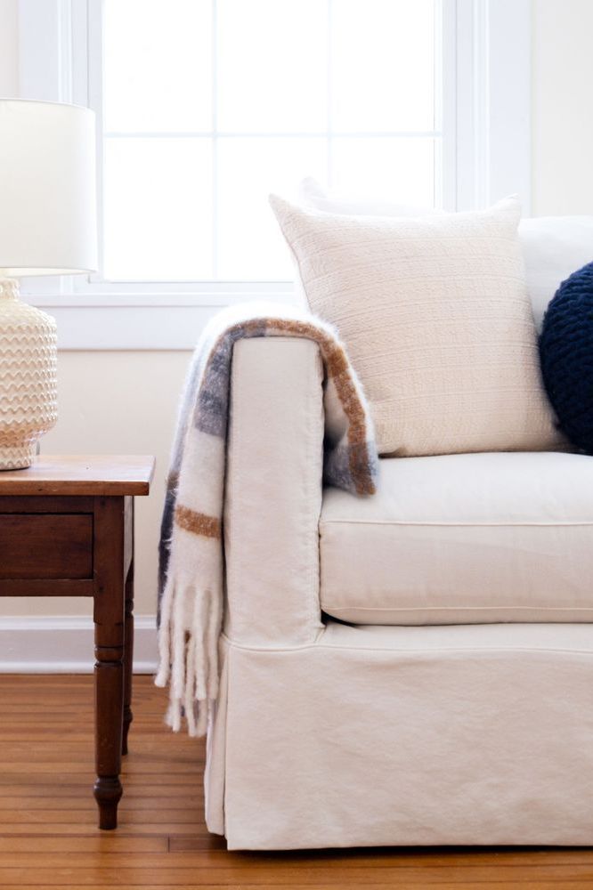 Thrift stores are the perfect place to score hidden gems that will make your living room look elevated and unique. Learn which living room décor items interior designers say you should always buy from the thrift store. #details #easyhomedecorideas #homedecorinspiration #homeimprovementideas #marthastewart