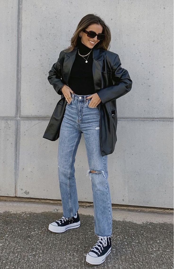 Style With All Star, Outfits Com All Star, Black All Star Outfit, Mom Fit Jeans Outfits, Mom Jeans Styling, Outfit All Star, Outfits With Mom Jeans, All Stars Outfit, Mom Jeans Aesthetic