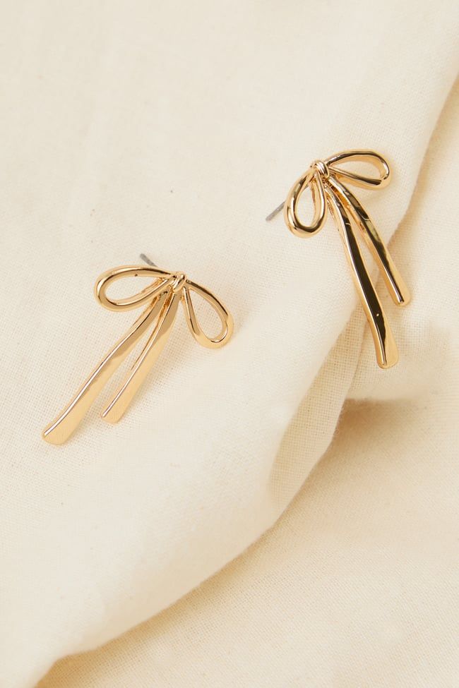 These charming studs feature a delightful bow detail that adds a touch of playful elegance to any outfit. Whether you're dressing up for a special occasion or adding a whimsical twist to your daily look, these earrings are the perfect choice for effortless chic. Bow Gold Earrings, Chic Jewelry With Butterfly Knot For Parties, Chic Party Jewelry With Butterfly Knot, Chic Bow Earrings For Wedding, Chic Bow Drop Earrings, Cute Gold Bow Earrings, Chic Gold Earrings With Decorative Bow, Feminine Bow Earrings For Party, Chic Gold Earrings With Bow