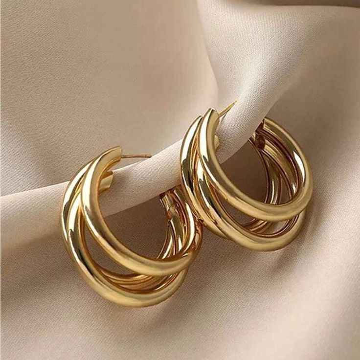 1pair Fashionable Minimalist Cuff Hoop Earrings For Women For Daily Wear Easy To Dress Up Or Wear Casual Color: Yellow Gold Material: Iron Logam Mulia, Jewelry Product Shots, Triple Hoop Earrings, Korean Earrings, Rock Jewelry, Jewelry Lookbook, Jewelry Photography, Square Earrings, Geometric Earrings