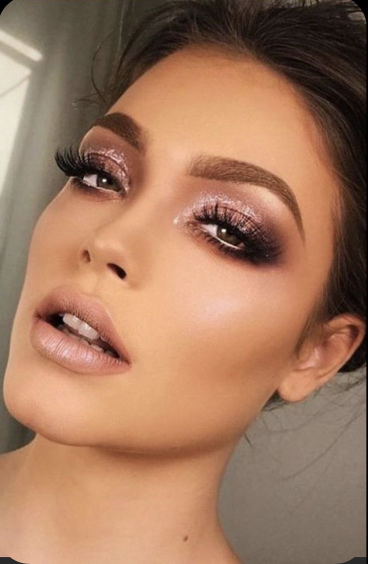 Subtle Night Out Makeup, Make Up For Night Party, Makeup For A Pink Dress Night, Party Make Up Look Night, Subtle Party Makeup, Angel Makeup Look Wedding, Gala Night Makeup Look, Gliterry Eye Makeup, Party Make Up Night