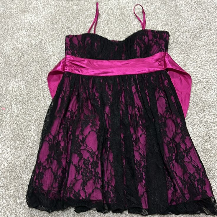 Dress 2000s Dresses, Emo Dress, Dress References, Clothes Makeover, Fashionista Outfits, Scene Dress, Bridesmaids Gowns, Androgynous Outfits, Juniors Dresses