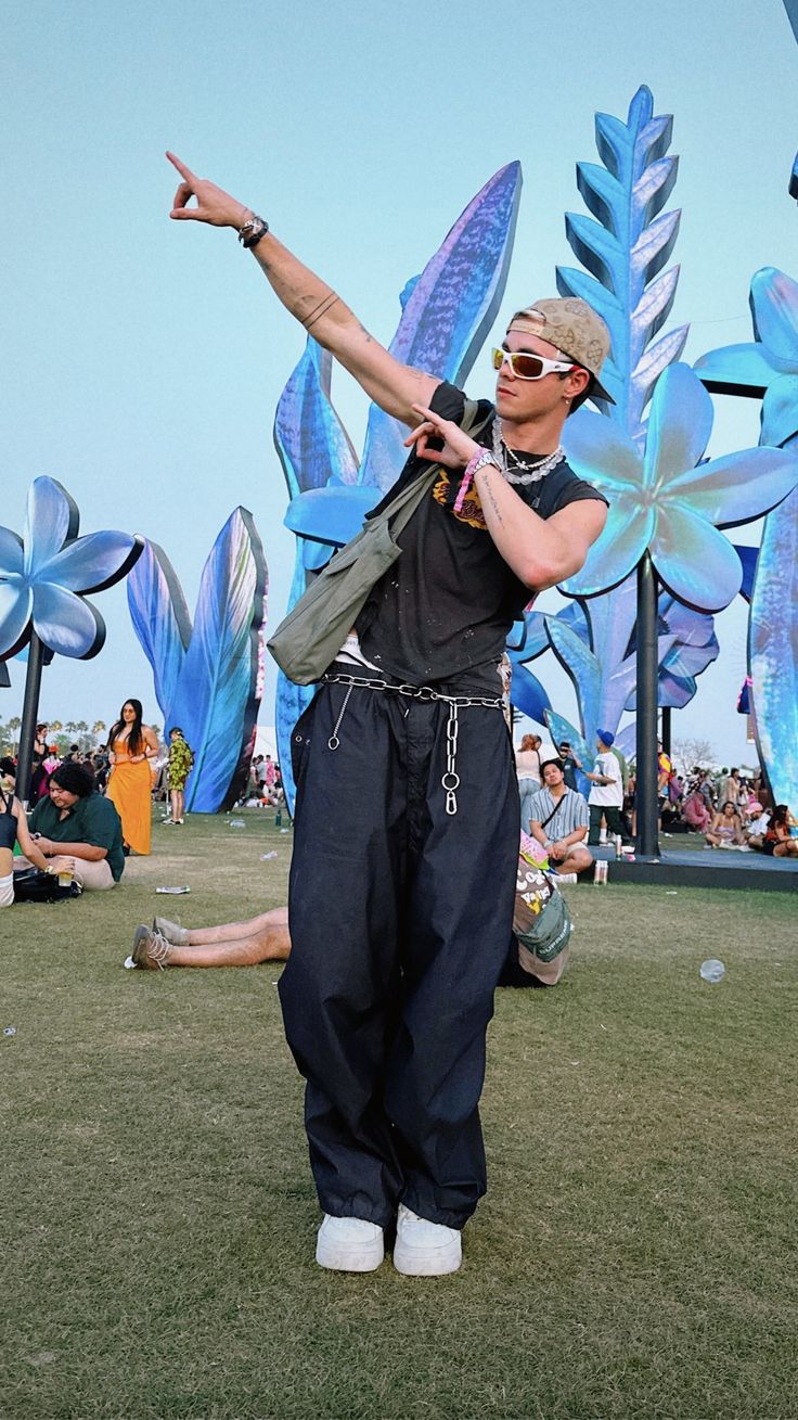 Rolling Loud Outfits Men, Outfit Festival Hombre, Coachella Outfit Men Festival Fashion, Coachella Men Outfit, Festival Clothes Men, Ultra Outfits, Rolling Loud Outfits, Coachella Outfit Men, Men Festival Outfit