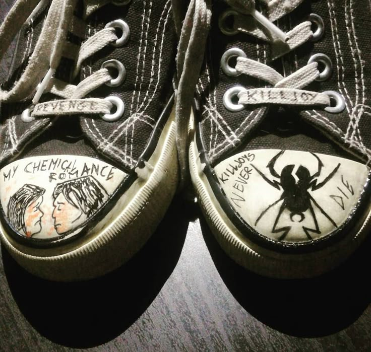 original by lemonenby Converse Writing On Shoes, Converse Writing, Writing On Shoes, Converse Drawing, Diy Converse, Shoes Grunge, Sharpie Shoes, Fake Scenarios, Converse Design