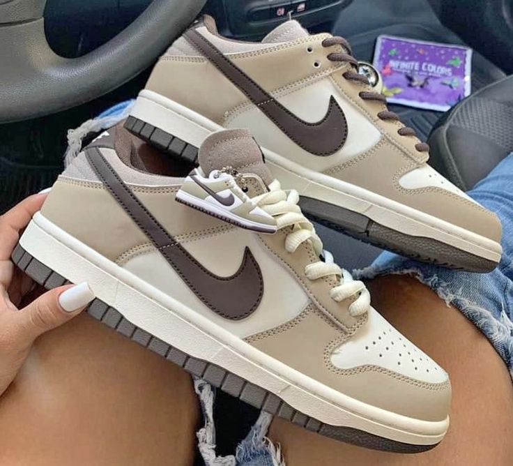 Girls Nike Shoes, Pretty Sneakers, Dr Shoes, Trendy Shoes Sneakers, Nike Shoes Girls, Nike Fashion Shoes, Preppy Shoes, Jordan Shoes Girls, Pretty Shoes Sneakers