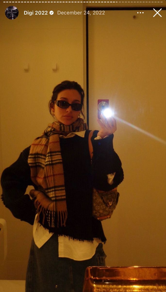 Camera Mirror Selfie, Digital Mirror, Digital Pics, Nyc Instagram, Bella Hadid Outfits, Camera Digital, Scarf Outfit, Burberry Scarf, Camera Selfie