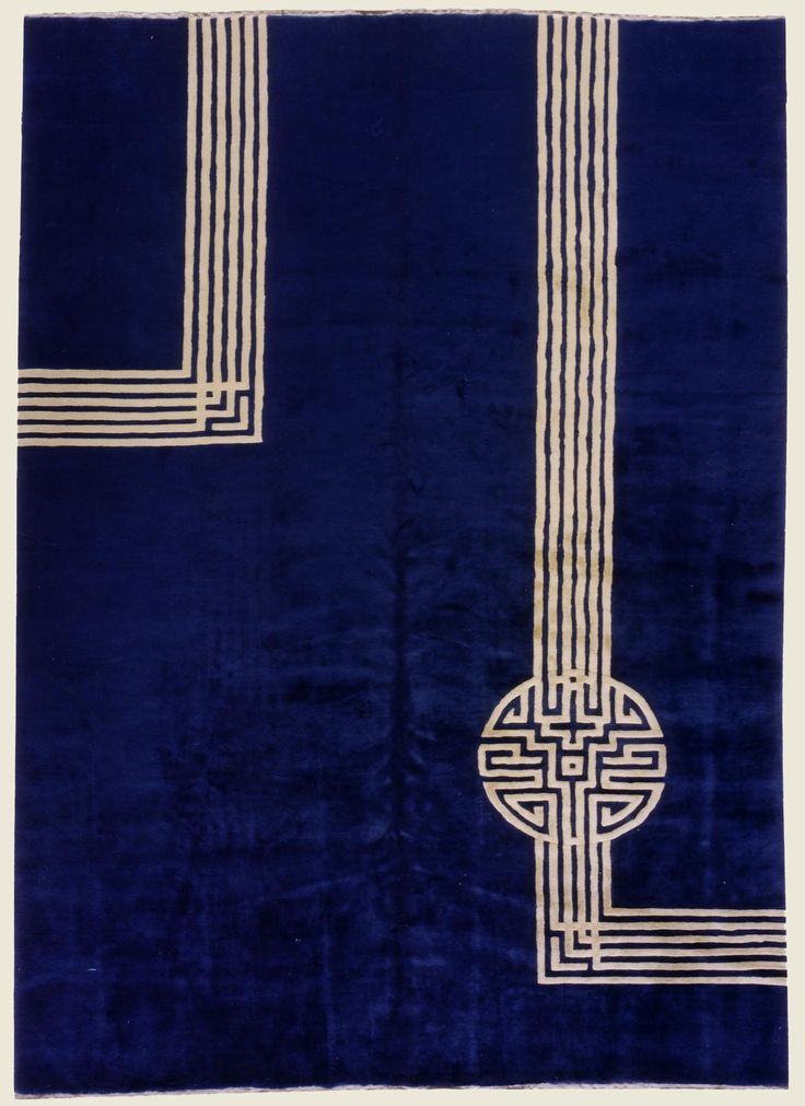 a blue and white rug with an interlocked design on the bottom, along with two lines in the middle