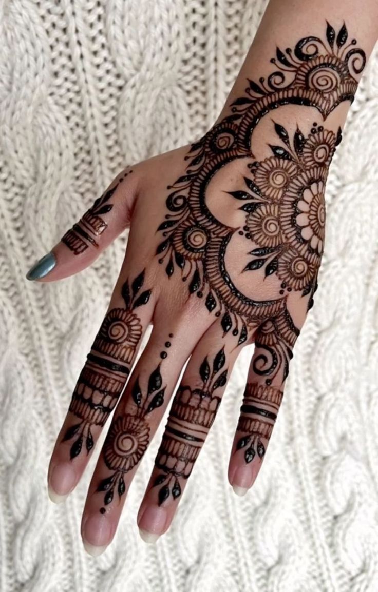 henna tattoo Henna Designs Back, Henne Tattoo, Henna Flower Designs, Inai Pengantin, Cute Henna Tattoos, Henna Designs Wrist, Henna Nails, Henna Inspired Tattoos, Henna Tattoo Hand