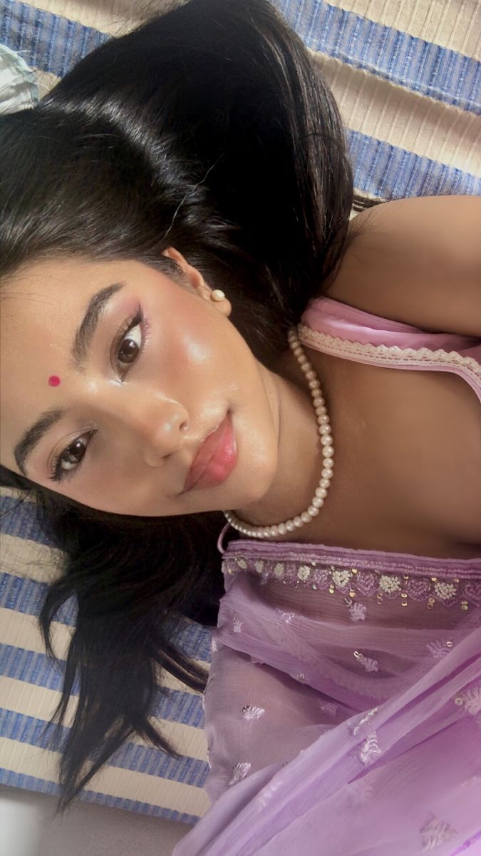 #desi #desicore #sari #indian #nepali #traditional #fashion #fashion #makeup #jwellery Nepali Makeup Looks, Desi Baddie Makeup, South Asian Makeup Looks Natural, Indian Make Up Aesthetic, Aesthetic Indian Makeup Looks, Desi Eyeliner, Desi Makeup Aesthetic, Sari Makeup Look, Indian Woman Makeup