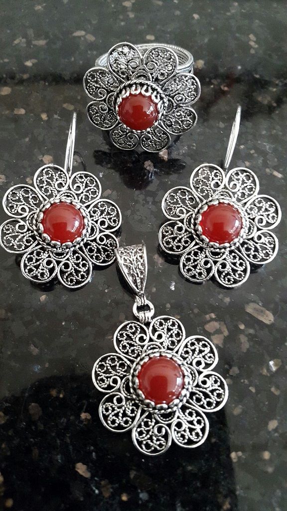 Paper Quilling Jewelry, Oxidised Silver Jewelry, Quilled Jewellery, Quilling Jewelry, Jewelry Design Drawing, Filigree Jewelry, Silver Jewelry Earrings, Silver Jewels, Gold Earrings Designs