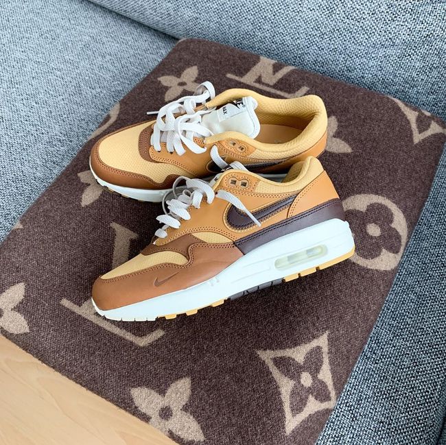 La Nike Air Max 1 SNKRS Day Brown est disponible sur wethenew.com ➖
📸 @wideawakearthquake Tumblr, Air Max 1 Outfit Men, Nike Airmax 1, Sneaker Closet, Nike Max, Baskets Nike, Wide Awake, Nike Air Max 1, Sneaker Games